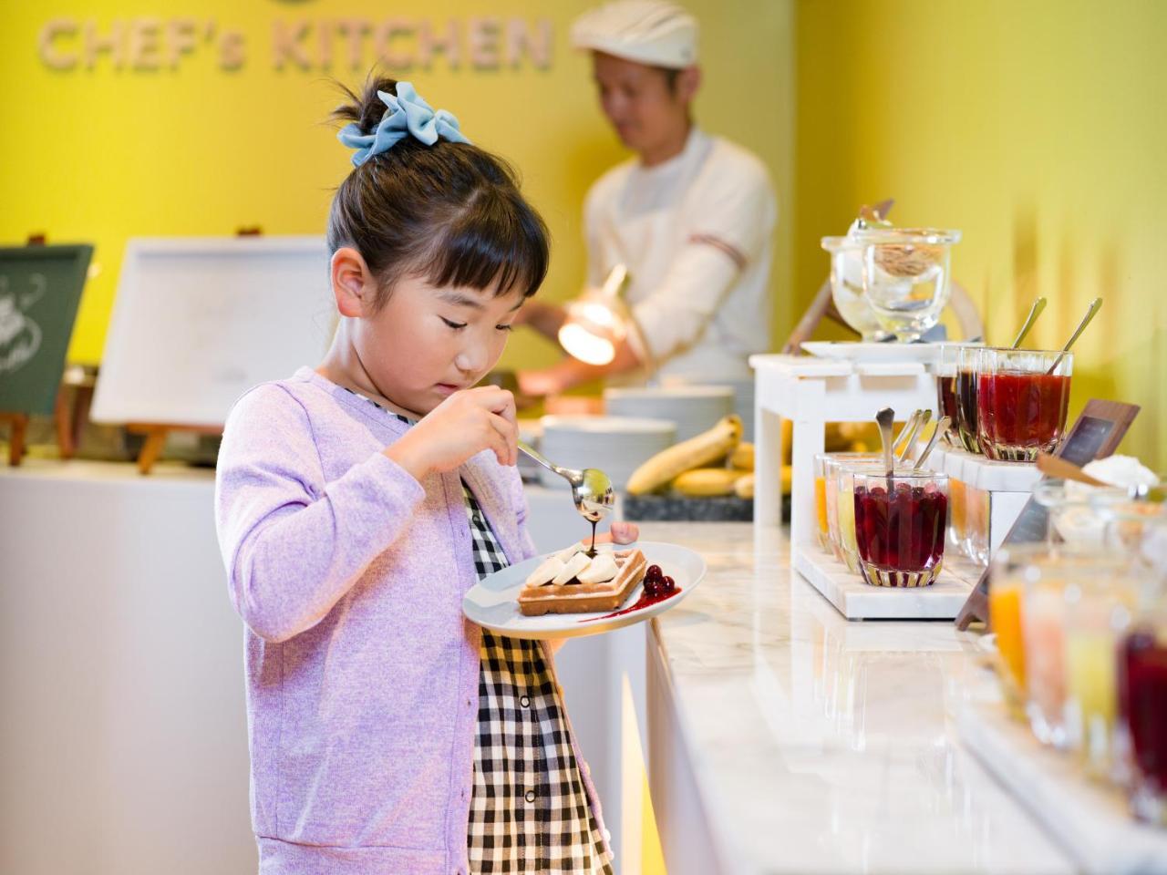 Omo7 Asahikawa By Hoshino Resorts Экстерьер фото A child eating dessert